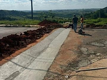 Jardim América recebe obras de drenagem para preservar asfalto em Pompeia