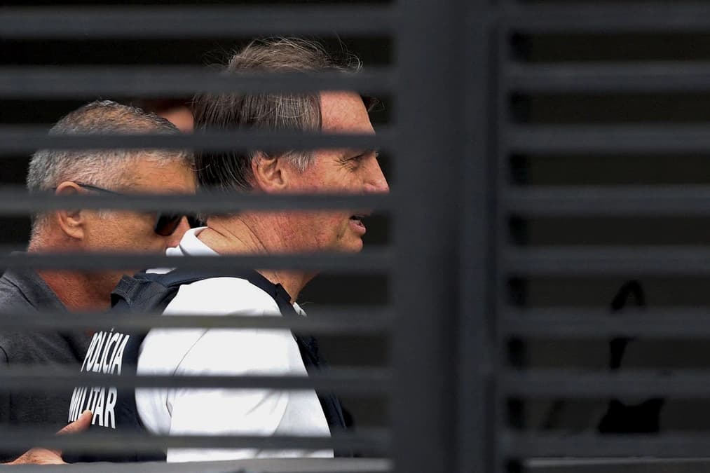 Bolsonaro pede autorização para cirurgia no ombro