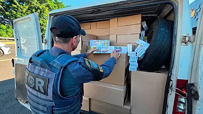 Polícia apreende cerca de 45 mil maços de cigarros na SP-294 em Garça