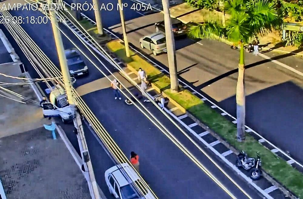 Acidente de moto deixa duas vítimas feridas na Av. Sampaio Vidal, em Pompeia