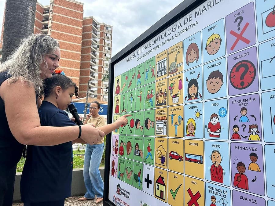 Marília lança pulseiras GPS para segurança de estudantes com autismo
