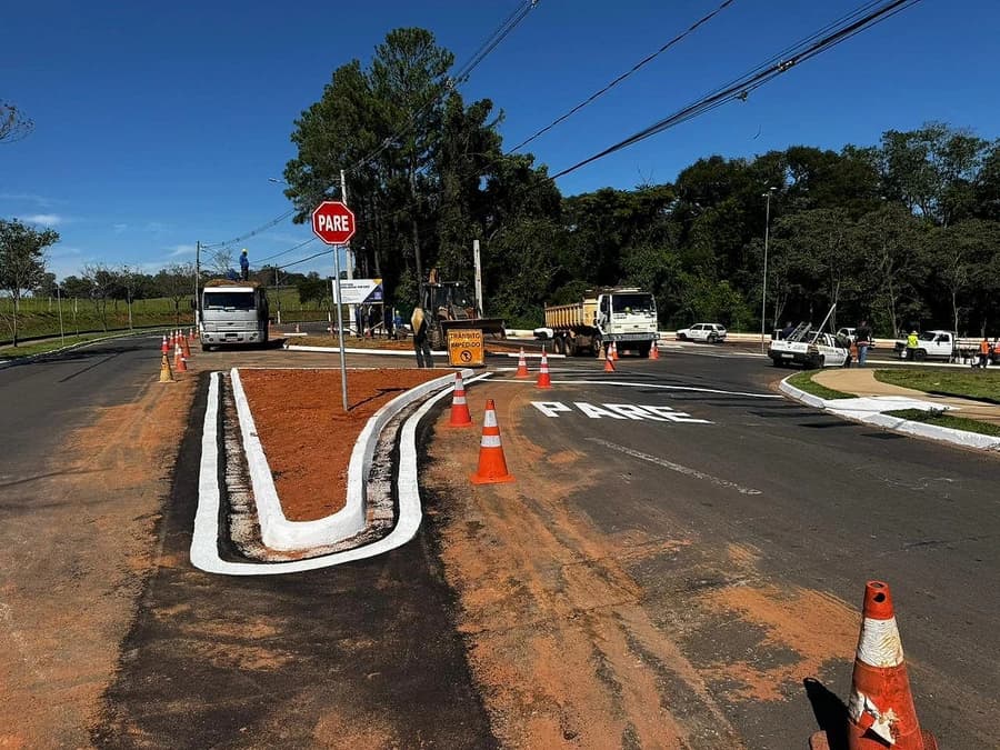 Rotatória da Rua Manoel Freire fica pronta; sinalização e vagas de estacionamento são finalizadas