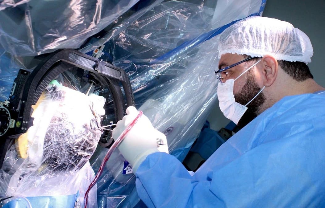 Santa Casa de Marília realiza primeiro procedimento de estimulação cerebral profunda para Parkinson