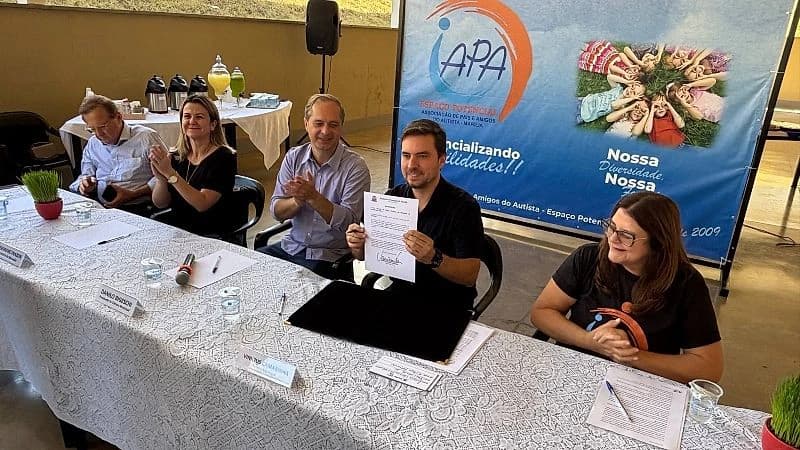 Prefeitura de Marília inicia entrega de pulseiras GPS para crianças com autismo