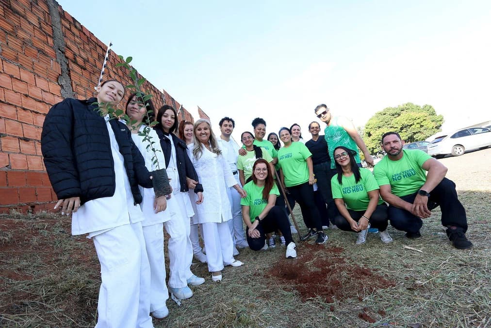 CIPA do Hospital Unimar planta árvores na UPA em ação do Abril Verde