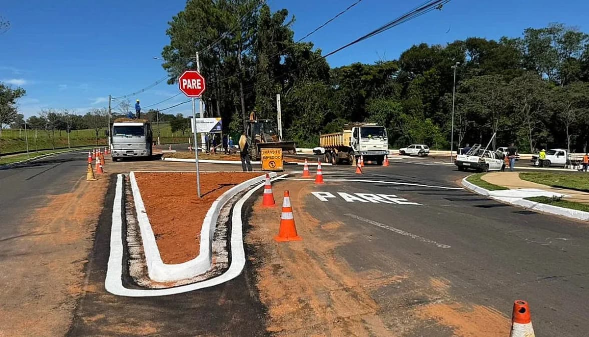Emdurb avança na sinalização da nova rotatória da Rua Manoel Freire, em Marília