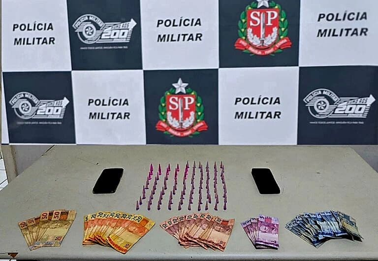 Polícia prende dois suspeitos de tráfico no Jardim Primavera, em Pompeia