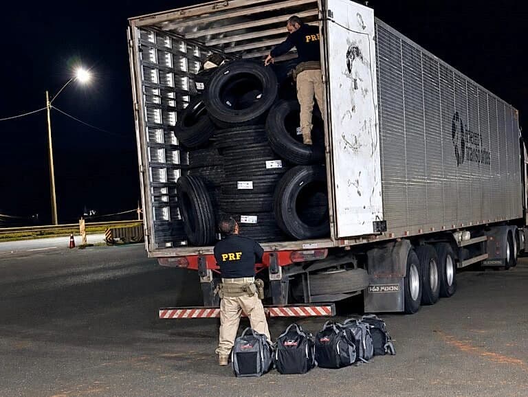 Polícia Rodoviária apreende 415 iPhones ocultos em carga de pneus na BR-153