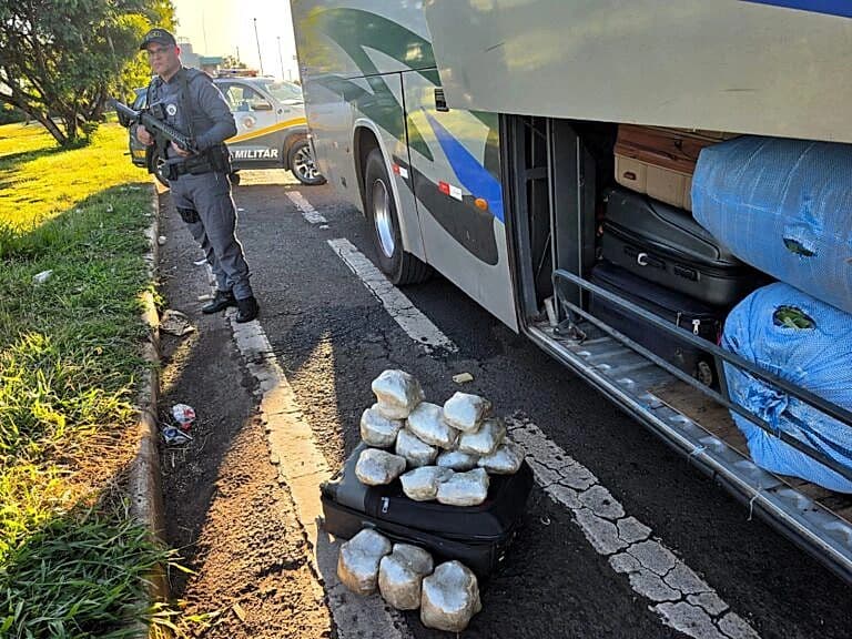 Polícia prende três bolivianos e apreende quase 600 kg de drogas em ônibus na Rodovia Raposo Tavares