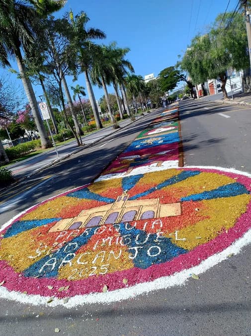 Corpus Christi enche Marília e Vera Cruz de tapetes coloridos e fé